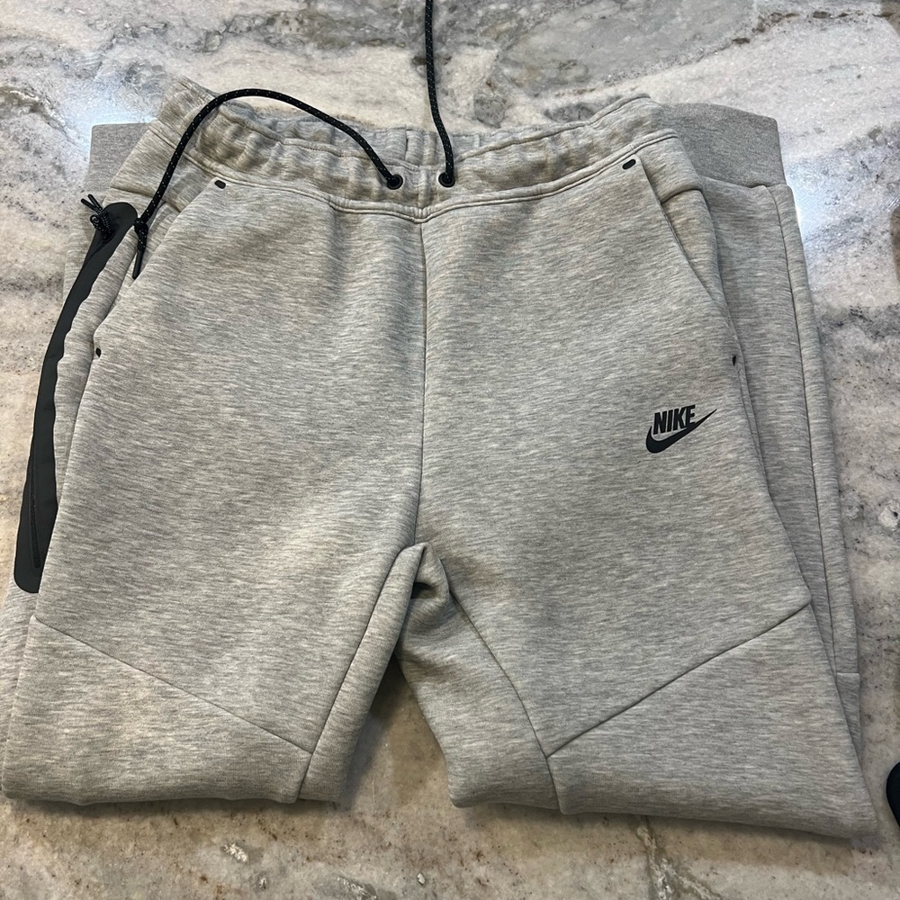 Men’s nike tech sweatpants size medium